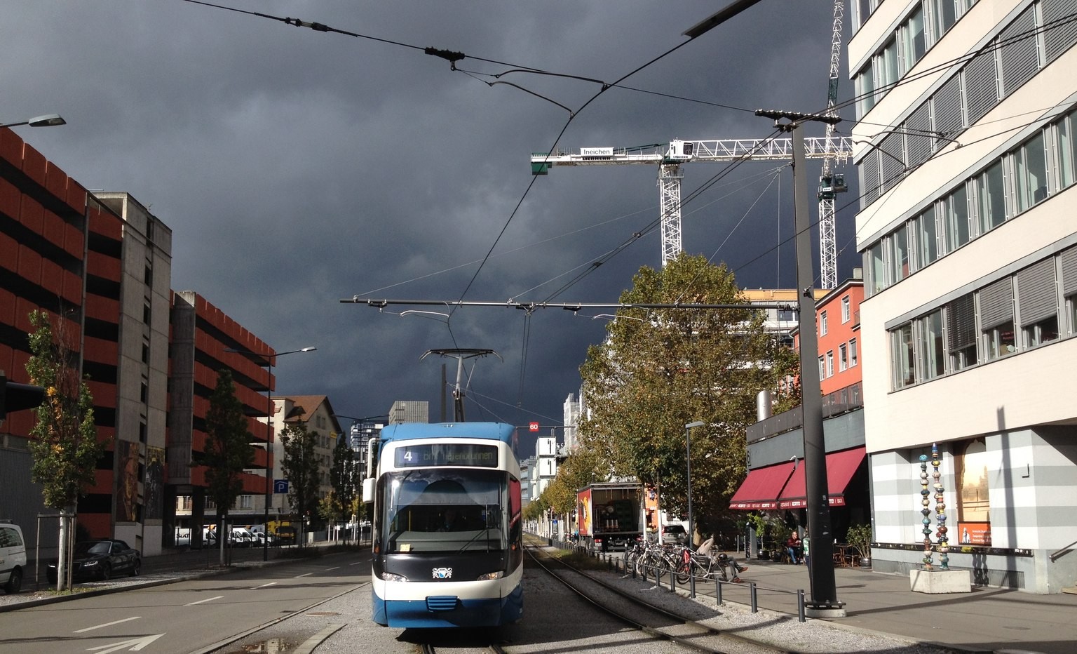 Während sich die watson-Redaktion (rechts) noch an den letzten Sonnenstrahlen erfreut, kündigt sich im Westen Zürichs ein veritables Gewitter an.