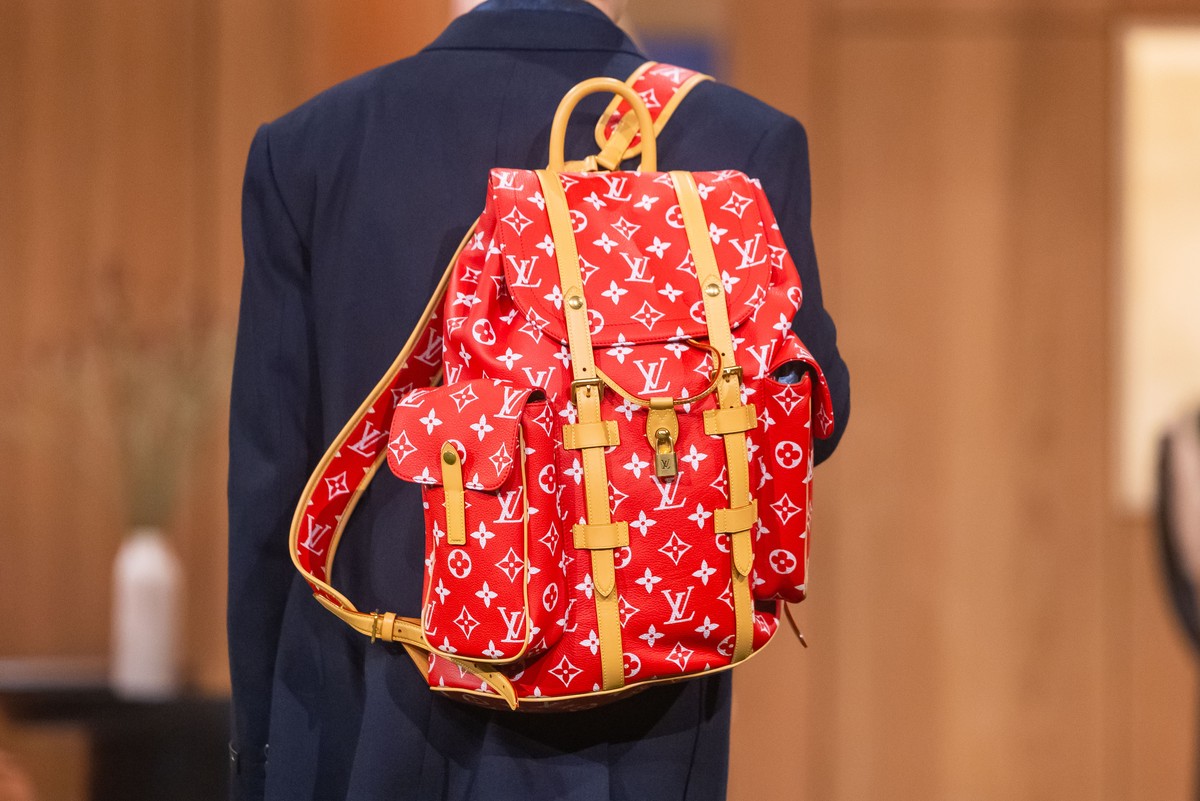 epa12665788 A model presents a creation from the Fall/Winter 2026/2027 collection by US designer Pharrell Williams for Louis Vuitton during the Paris Fashion Week, in Paris, France, 20 January 2026. T ...