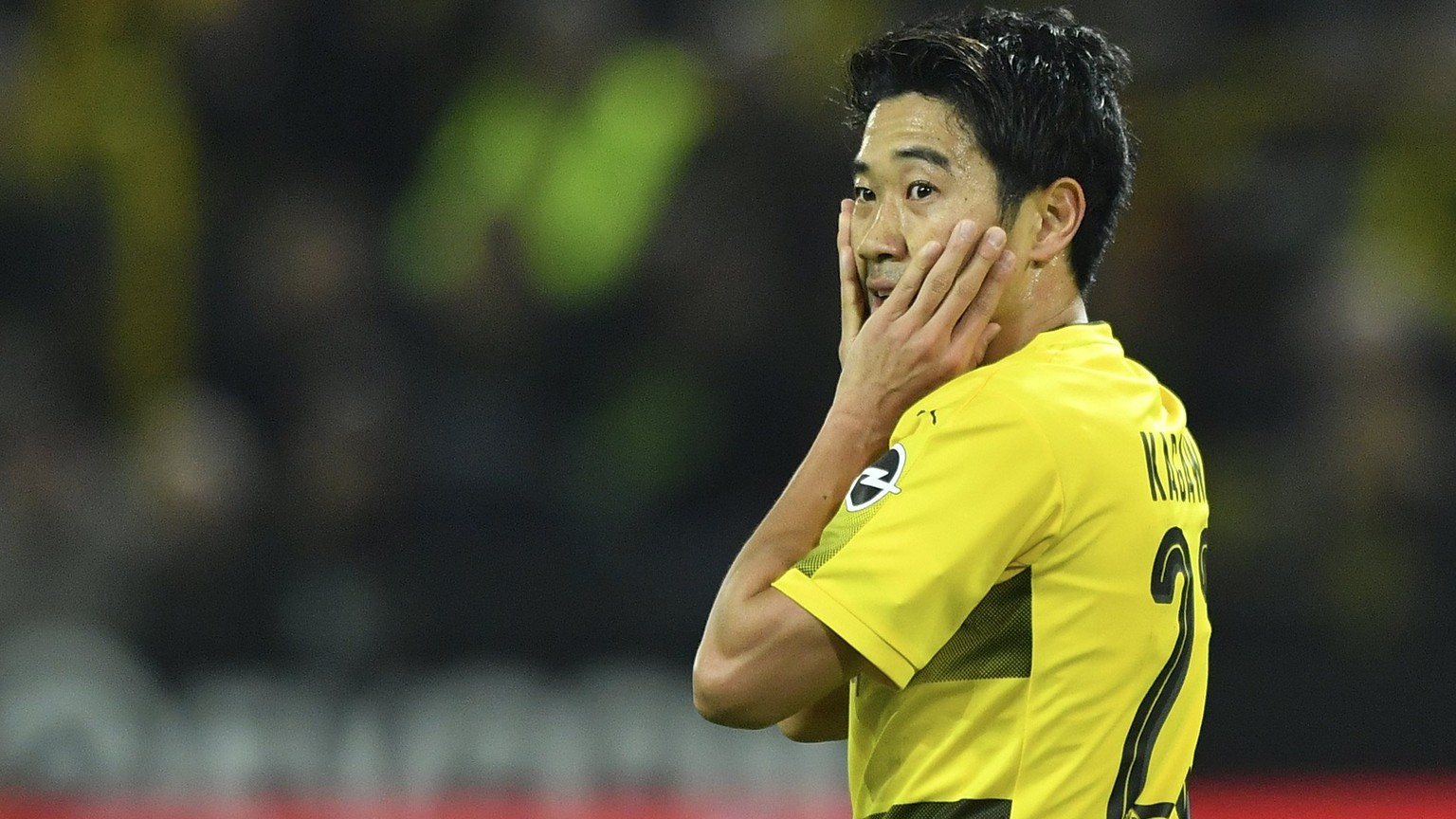 epa06308581 Dortmund&#039;s Shinji Kagawa reacts during the German Bundesliga soccer match between Borrusia Dortmund and FC Bayern Munich in Dortmund, Germany, 04 November 2017. EPA/SASCHA STEINBACH ( ...