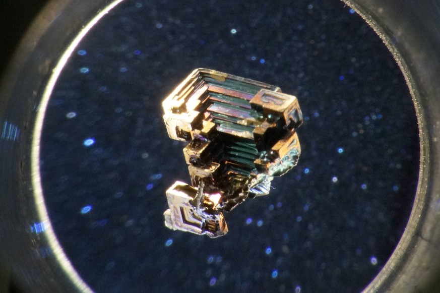 Dieses wunderschöne Bild entstand dank eines Magnetfeldes, welches das Element Bismut schweben lässt.