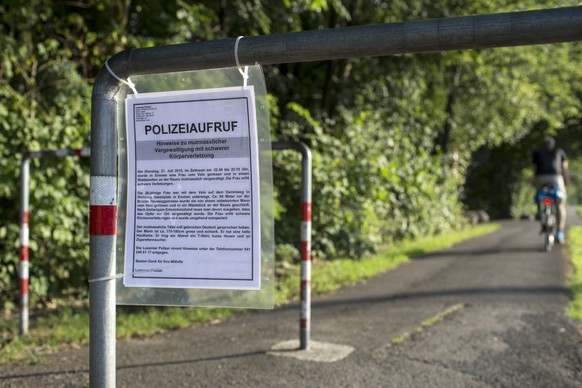 Nichts unversucht lassen: Die Polizei sucht mit einem Hinweis am Tatort in Emmen nach Hinweisen.