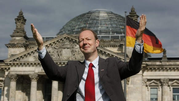 Martin Sonneborn, Satiriker und Vositzender der politischen Vereinigung &quot;Die Partei&quot;, posiert am Dienstag, 18. August 2009, vor dem Reichstag in Berlin fuer die Fotografen. Immer mehr kleine ...