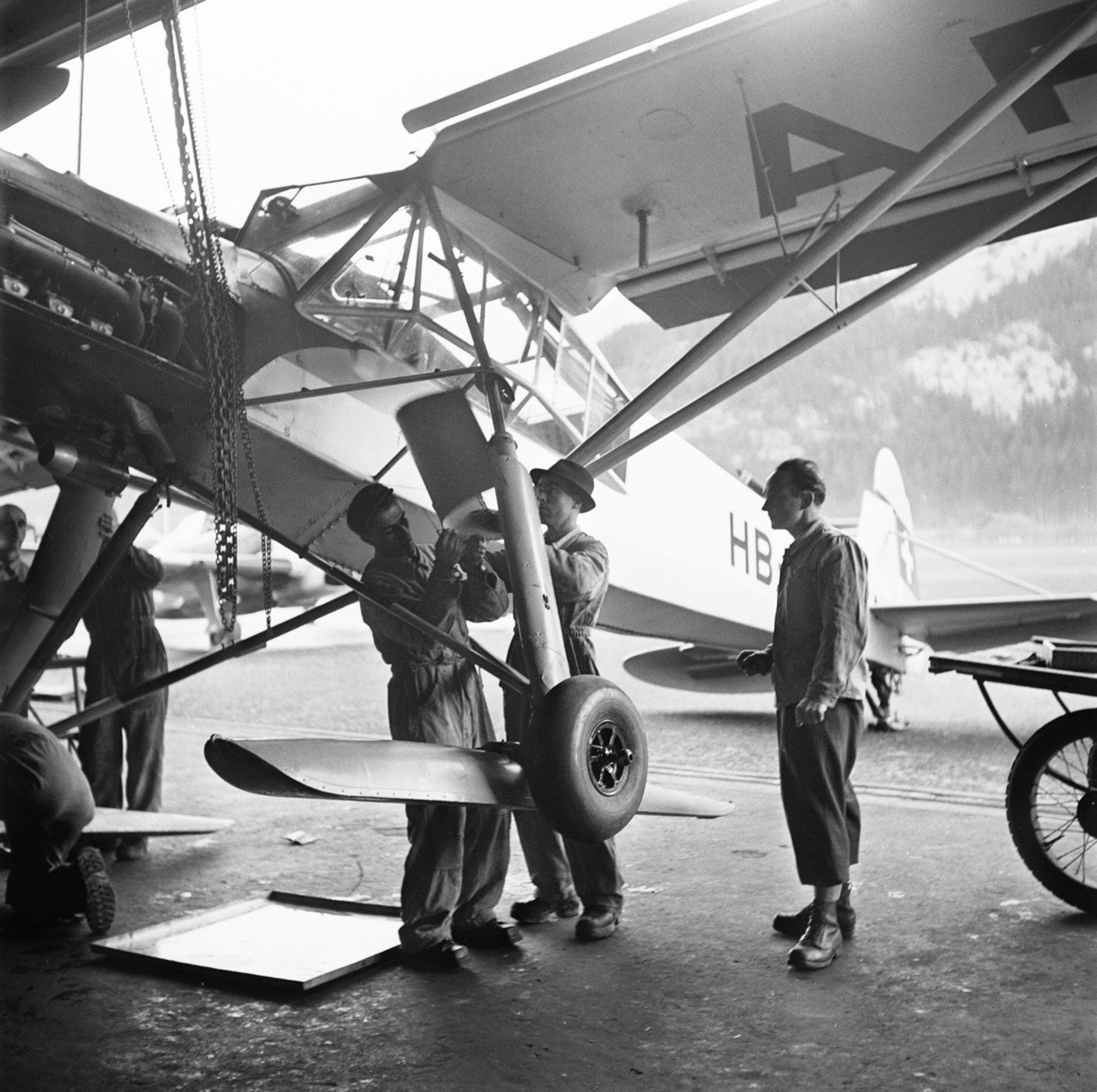 Ein Fieseler Storch Fluzeug wird am 24. November 1946 auf dem Flugplatz Unterbach bei Meiringen mit Schneekufen ausgeruestet. Am 19. November 1946 stuerzte ein amerikanisches Militaerflugzeug, eine Do ...