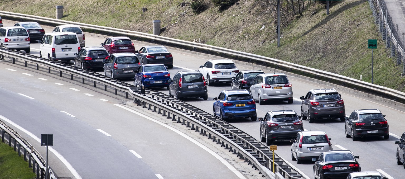 epa07515588 Several kilometres of traffic jam in front of the Gotthard North Portal in Wassen, Switzerland, 19 April 2019. On Good Friday morning, vehicles between Erstfeld and Goeschenen already jamm ...