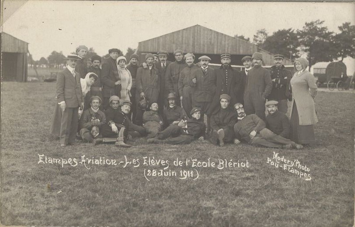 Schüler der Blériot-Flugschule in Étampes im Sommer 1911. Sitzend unten in der Mitte mit Fliegerhelm vermutlich Robert Gsell.