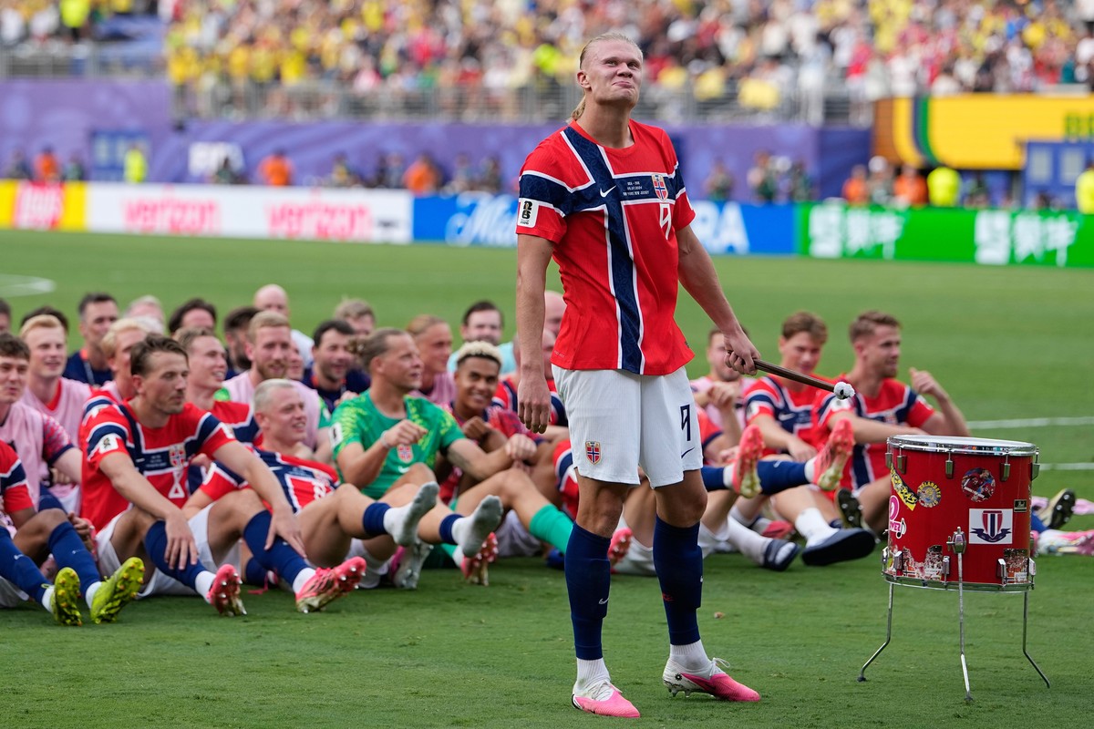 KEYPIX - Norway's Erling Haaland (9) leads the team as they participate in a viking boat row after the World Cup round of 16 soccer match between Brazil and Norway in East Rutherford, N.J., near  ...