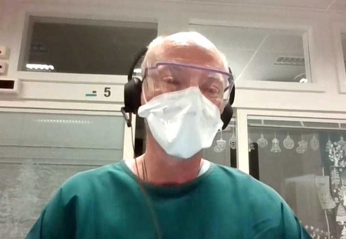 Martin Balmer und im Hintergrund die Covid-Station des Kantonsspitals Aarau.