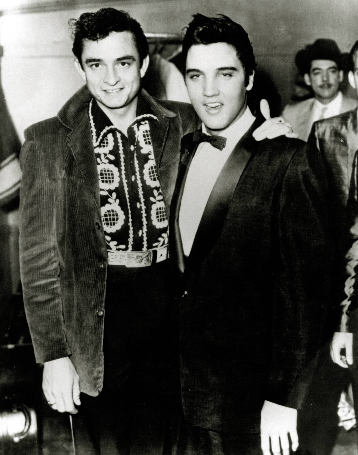 (Archival Classic Cinema - Elvis Presley Retrospective) Elvis Presley and Johnny Cash, circa 1955. Hollywood CA USA PUBLICATIONxINxGERxSUIxAUTxONLY Copyright: xHAx 31616_042CPC

archival Classic Cin ...