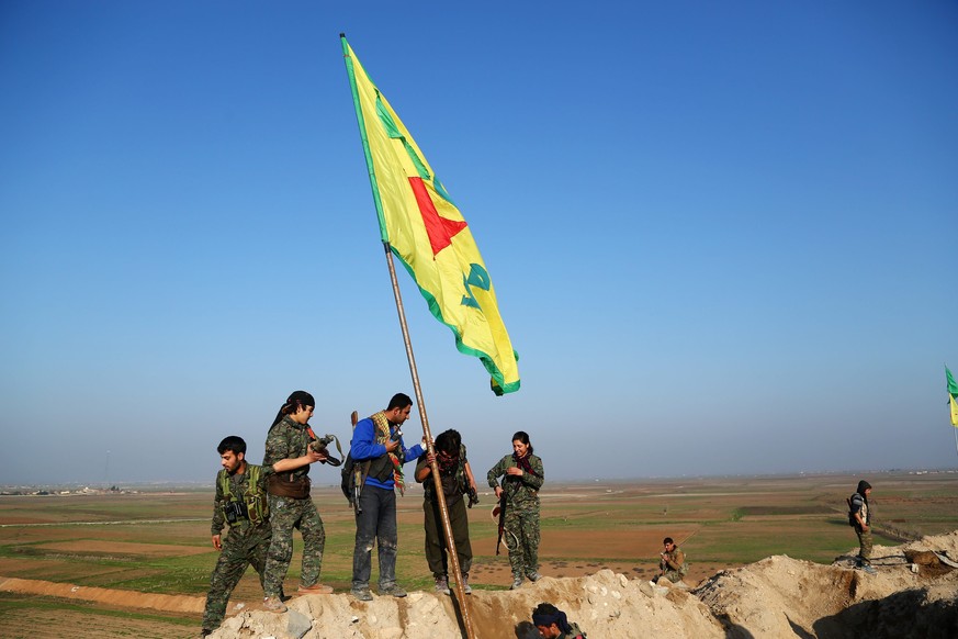 epa04586495 Members of the Syrian Kurdish People&#039;s Defence Units (YPG) celebrate their victory in Kobane, Syria, 26 January 2015. According to reports Kurdish fighters claim to have pushed milita ...