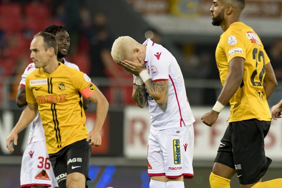 Le milieu valaisan Adryan, centre, reagit apres avoir manque un penalty a cote de le defenseur bernois Steve von Bergen, gauche, et le defenseur bernois Gregory Wuethrich, droite, lors de la rencontre ...