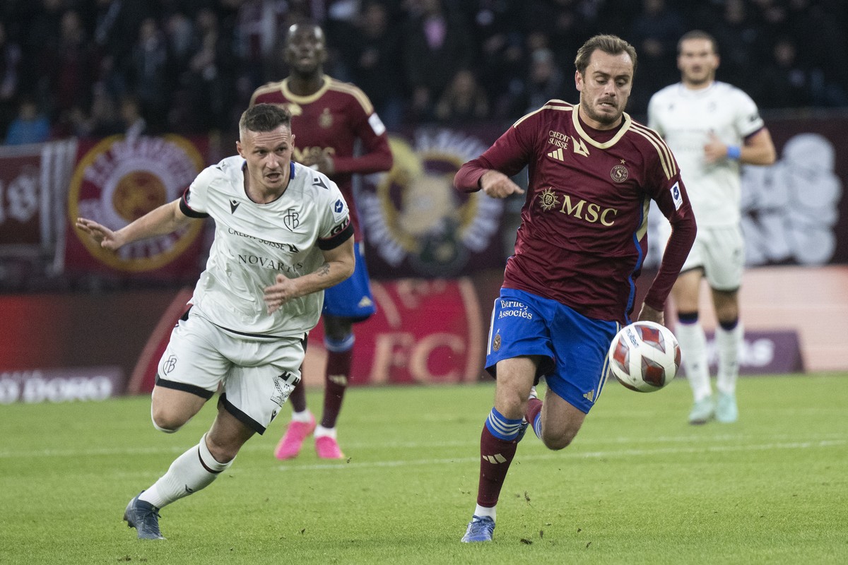 Le joueur servettien Timothe Cognatdroite lutte pour le ballon avec les joueur balois Taulant Xhaka lors de la rencontre de football de Super League entre FC Servette, et FC Bale, ce dimanche 12 novem ...