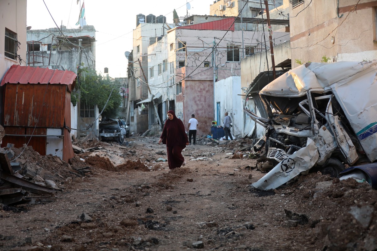 Une Palestinienne au milieu des débris d'une rue détruite après un raid de l'armée israélienne dans la ville de Jénine en Cisjordanie, le 5 juillet.