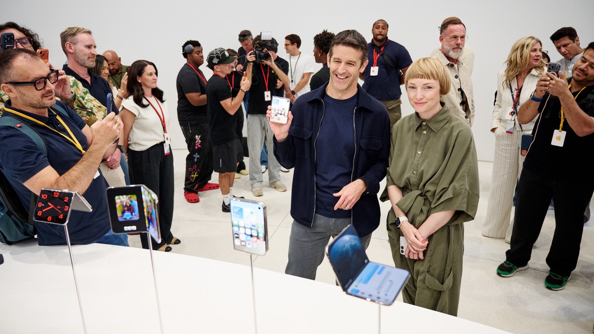 epa13226790 Apple CEO John Ternus (C) and Vice President of Industrial Design, Molly Anderson (C-R) pose for photos during Apple's special event at the Steve Jobs Theater in Apple Park in Cuperti ...