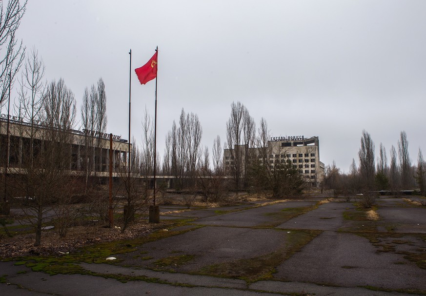 Eine einsame Sowjet-Flagge auf dem Platz, der einst das geistige und geographische Zentrum der Stadt war.&nbsp;<br data-editable="remove">