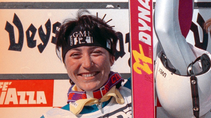 Katharina Gutensohn, gewinnt bei den Ski Alpin Weltcup-Rennen in Veysonnaz die erste von zwei Abfahrten Carole Merle, links, und Michela Figini, rechts, aufgenommen am 3. Februar 1990. (KEYSTONE/Str)