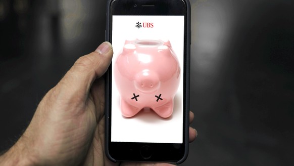 The UBS Mobile Banking app, an e-banking application by Swiss bank UBS, photographed on a smart phone in Zurich, Switzerland, on January 5, 2016. (KEYSTONE/Christian Beutler) 

Die UBS Mobile Banking  ...