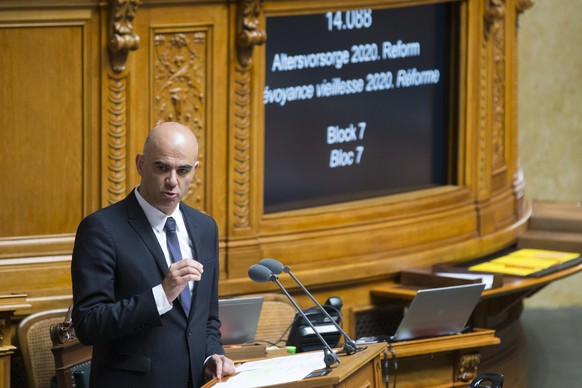 Bundesrat Alain Berset spricht waehrend der Debatte um die Altersvorsorge 2020 in der Herbstsession der Eidgenoessischen Raete, am Donnerstag, 29. September 2016, im Nationalrat in Bern. (KEYSTONE/Pet ...