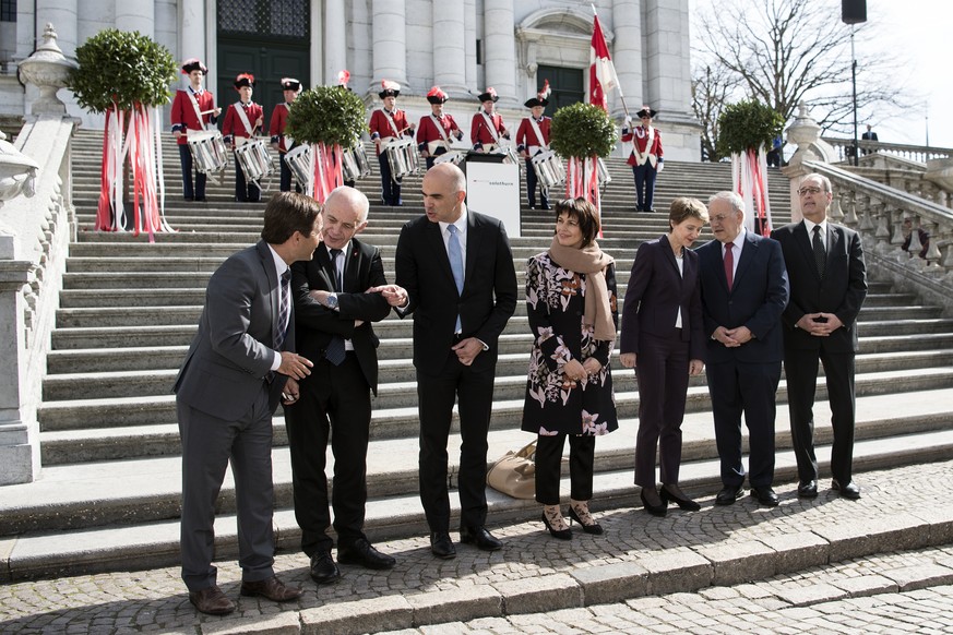 Bundeskanzler Walter Thurnherr, sowie die Bundesraete Ueli Maurer, Alain Berset, Bundespraesidentin Doris Leuthard, Simonetta Sommaruga, Johann Schneider-Ammann und Guy Parmelin, von links, posieren n ...