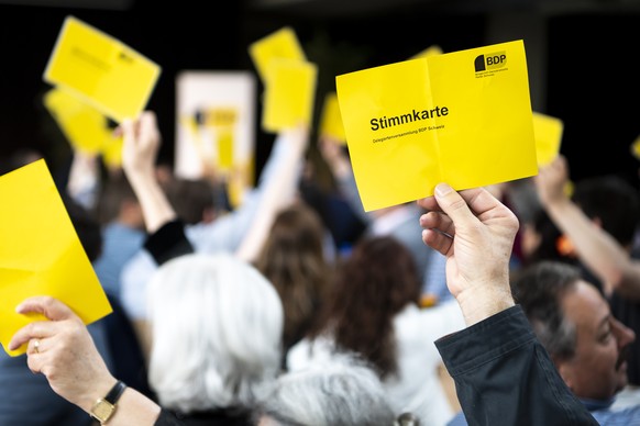 Die BDP-Mitglieder stimmen ueber die Gletscher-Initiative ab, an der Delegiertenversammlung der BDP Schweiz, am Samstag, 27. April 2019 in Burgdorf. (KEYSTONE/Anthony Anex)