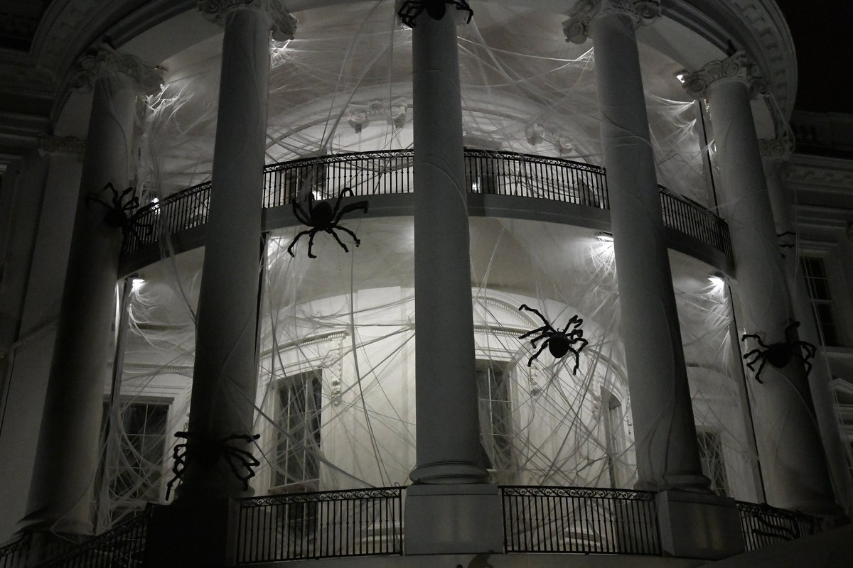 epa06296102 The South Portico of the White House is covered in decorations for Halloween in Washington, DC, USA, 28 October 2017. EPA/OLIVIER DOULIERY / POOL