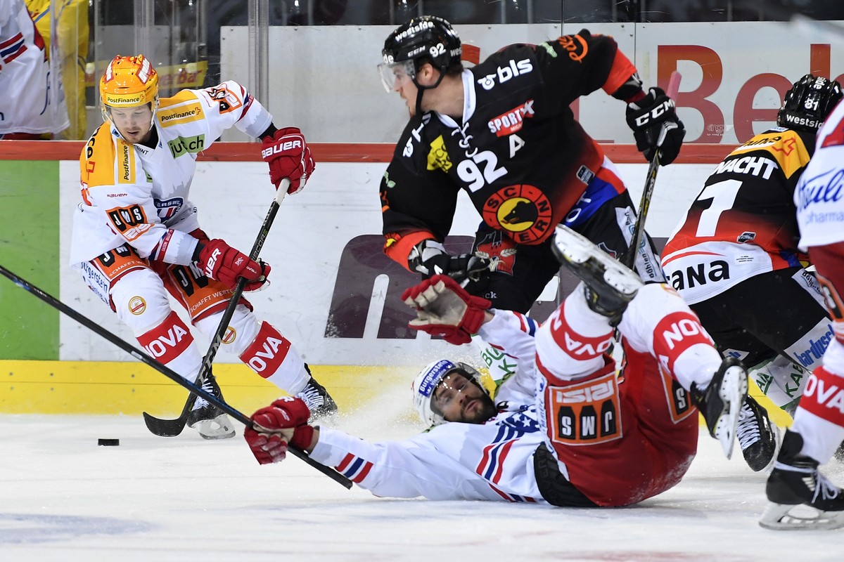 Die Berner Thomas Ruefenacht und Gaetan Haas, von rechts, und die St. Galler Topskorer Daniel Kristo und Roman Schlagenhauf, von links, kaempfen um den Puck beim Eishockeyspiel der National League zwi ...