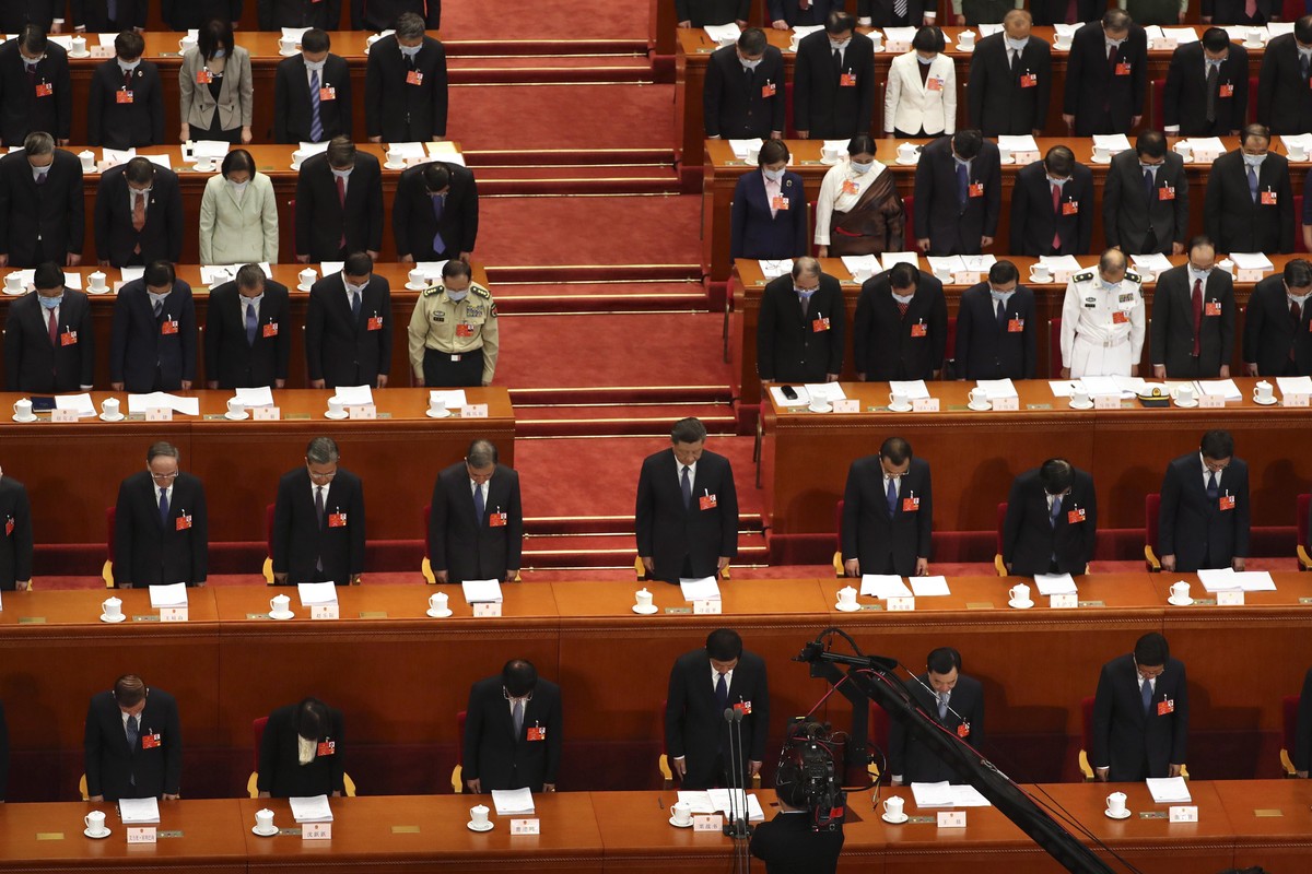 epa08436658 Chinese President Xi Jinping (C) and other Chinese leaders bow their heads during the opening session of China's National People's Congress (NPC) at the Great Hall of the People  ...