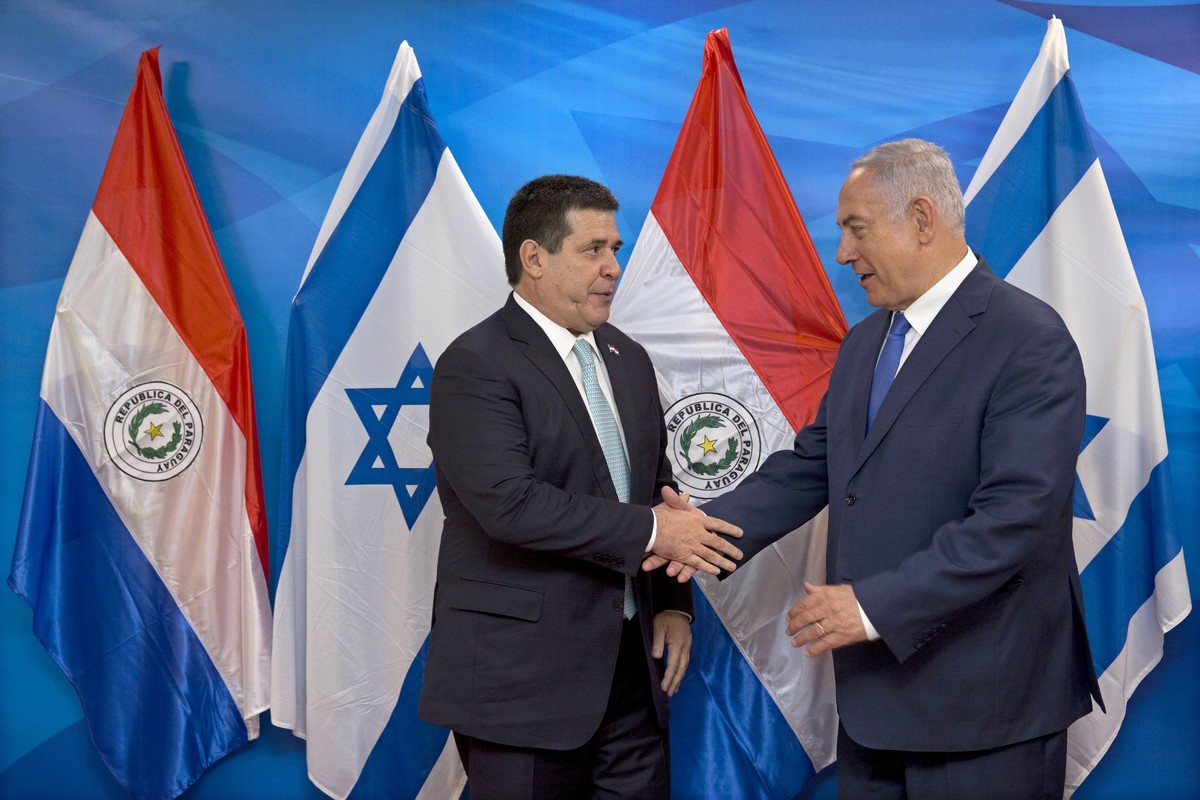 epa06754025 Israeli Prime Minister Benjamin Netanyahu (R) shakes hands with Paraguay's President Horacio Cartes during their meeting at the Prime Minister's office in Jerusalem, 21 May 2018. ...