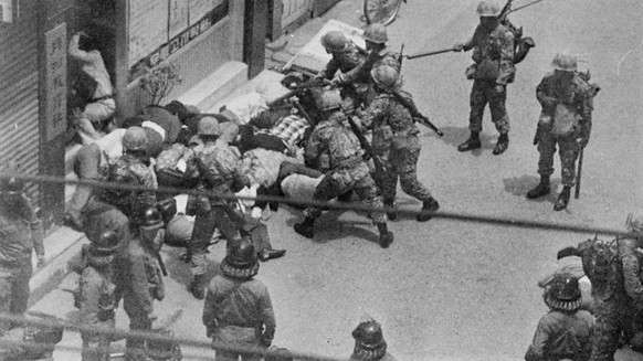 Gwangju-Aufstand: Militär geht brutal gegen Demonstranten vor.
https://www.bbc.co.uk/programmes/w3cszmrn