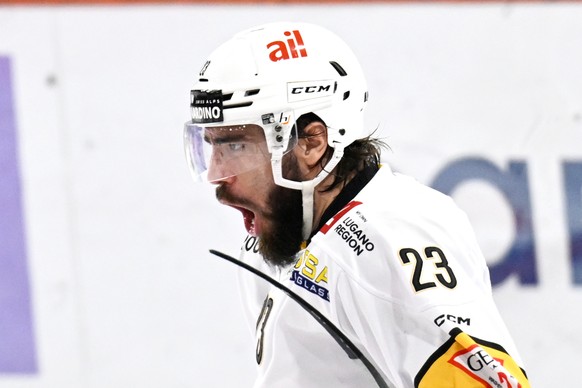 Luganos Giovanni Morini, jubelt beim Eishockey-Qualifikationsspiel der National League, zwischen den SCL Tigers und dem HC Lugano, am Dienstag, 23. Dezember 2025, in der Emmental Versicherung Arena in ...