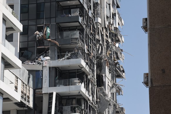epa12174618 A damaged residential building after a ballistic missile strike in Tel Aviv, Israel, 14 June 2025. Israel&#039;s military said Iran launched dozens of missiles and drones toward Israel, wi ...