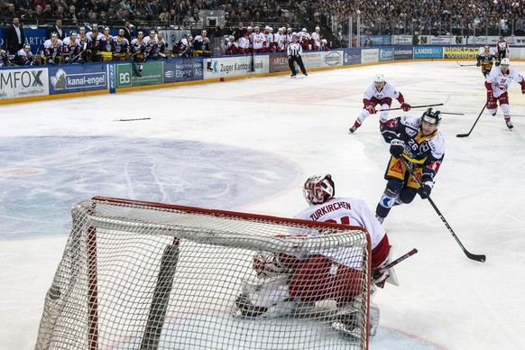 Zugs Reto Suri, rechts, mit dem Tor zum 3-0 im Spiel gegen Lausannes Goalie Sandro Zurkirchen, links, im dritten Eishockey Playoff-Halbfinalspiel der National League zwischen dem EV Zug und dem Lausan ...