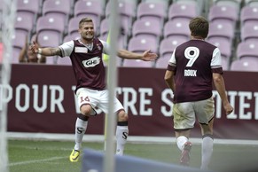 Servettes Matchwinner Jocelyn Roux und Michel Avanzini feiern den ersten dreier der Saison.