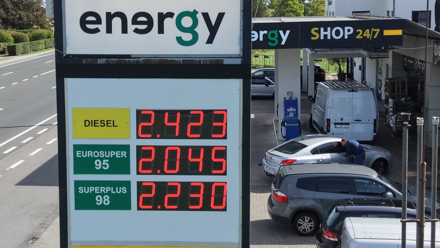epa13254235 A fuel pump displays the price of diesel at 2.423 euros at a petrol station in Gembloux, Belgium, 21 September 2026. The maximum price of diesel B7 in Belgium will rise to a record 2.501 e ...