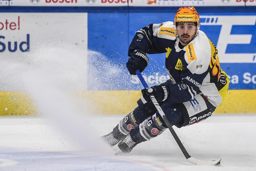 Ambri's Top Scorer Inti Pestoni in action, during the preliminary round game of National League A (NLA) Swiss Championship 2021/22 between HC Ambri Piotta and ZSC Lions at the ice stadium Gottardo Are ...