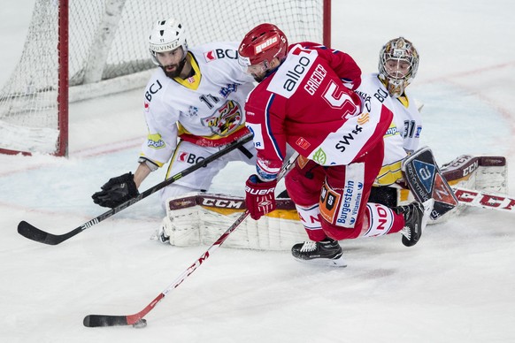 Typisches Bild: Ein Laker (hier Marc Grieder) scheitert am starken Ajoie-Rückhalt Gauthier Descloux.