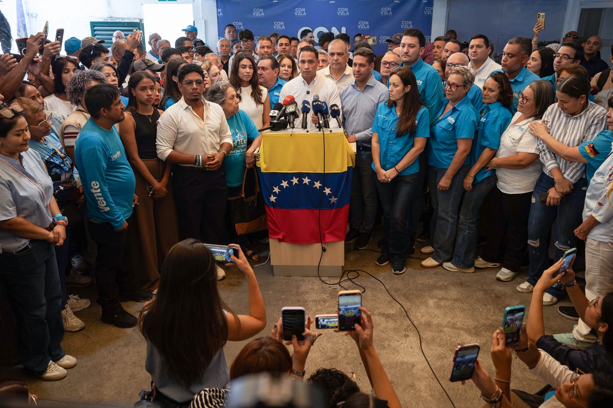 epa13315809 Carlos Fernandez, the national youth coordinator for Vente Venezuela, calls for marches across Venezuela to demand presidential elections during a press conference in Caracas, Venezuela, 1 ...