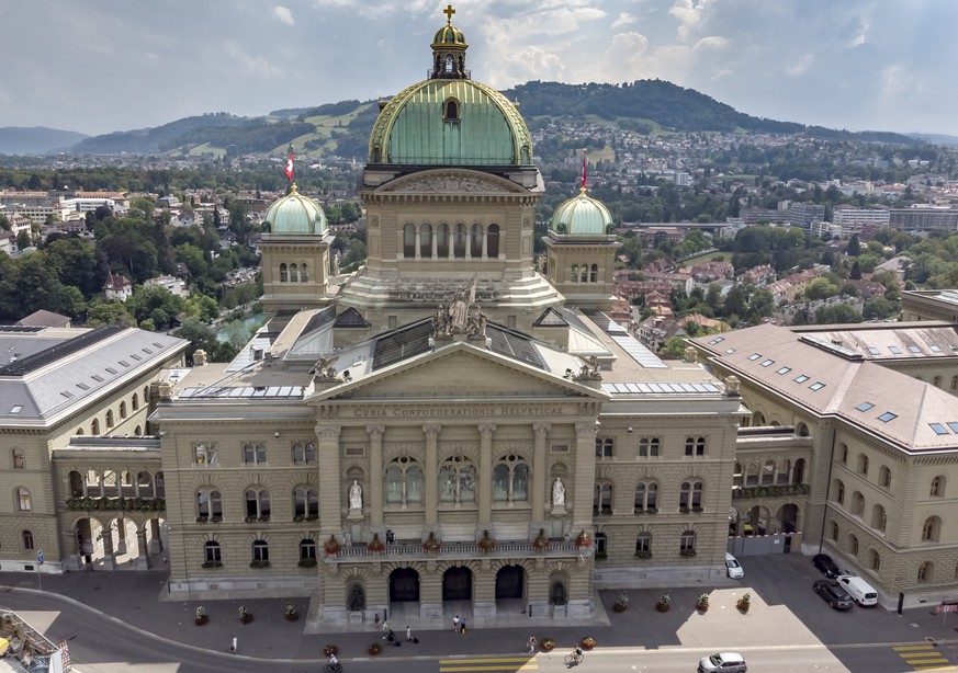 ARCHIVBILD ZUM UEBERSCHUSS VON 2,9 MILLIARDEN FRANKEN IN DER RECHNUNG DES BUNDES FUER 2018, AM MITTWOCH, 13. FEBRUAR 2019 - Luftaufnahme vom Bundeshaus in Bern, Schweiz, am Mittwoch, 8. August 2018. ( ...