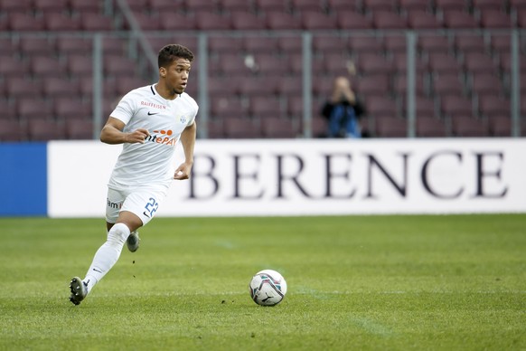 Zurich&#039;s defender Kevin Rueegg controls the ball, during the Super League soccer match of Swiss Championship between Servette FC and FC Zuerich, at the Stade de Geneve stadium, in Geneva, Switzer ...