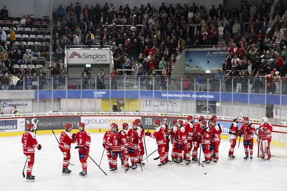 EHC Visp, EHCV, Spieler reagieren nach der Niederlage (0-3) nach dem vierten Spiel der League Qualification der Eishockey National League zwischen dem EHC Visp und HC Ajoie, am Dienstag, 8. April 2025 ...