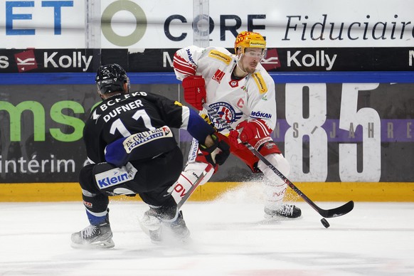 Rapperswils PostFinance Top Roman Cervenka, rechts, und Gotterons Mauro Dufner in Aktion, im Eishockey Meisterschaftsspiel der National League zwischen dem HC Fribourg Gotteron und SC Rapperswil-Jona  ...