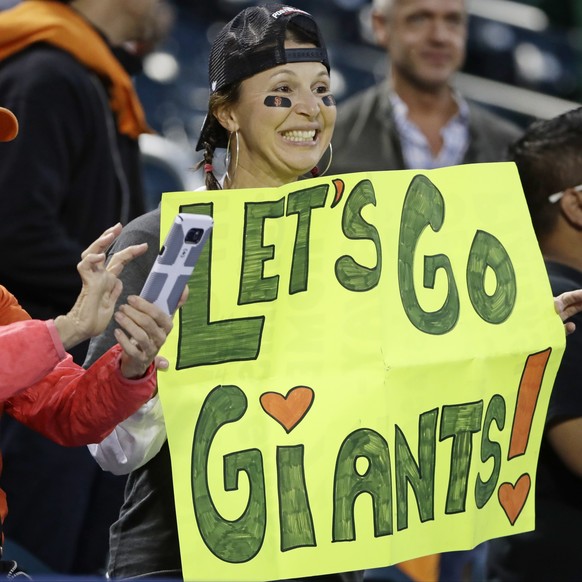 San Francisco Giants fans cheer for their team as they warm up before the National League wild-card baseball game against the New York Mets, Wednesday, Oct. 5, 2016, in New York. (AP Photo/Frank Frank ...