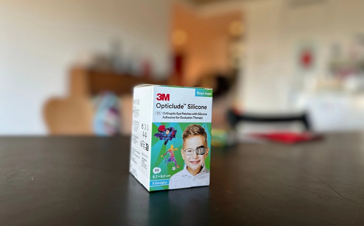 L'ophtalmologue facture ces pansements oculaires deux fois plus cher qu'une pharmacie en ligne, et la caisse d'assurance maladie les prend en charge.