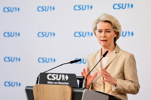 epa11157448 Voorzitter van de Europese Commissie Ursula von der Leyen spreekt tijdens een persbericht voor "Transatlantisch forum"  Als side-event van de 60e München Security Conference (MSC), in...