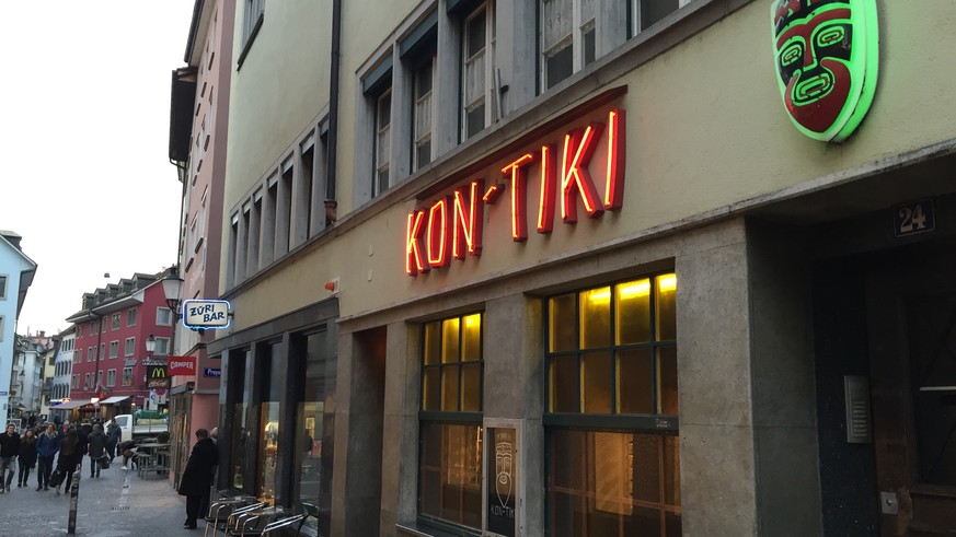 Die Kontiki-Bar mit dem Maskengesicht-Logo und die Züri-Bar an der Niederdorfstrasse in Zürich.