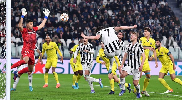 epa09829807 Juventus��� Dusan Vlahovic (C) in action during the UEFA Champions League round of 16, second leg soccer match Juventus FC vs Villarreal FC at Allianz Stadium in Turin, Italy, 16 March 202 ...