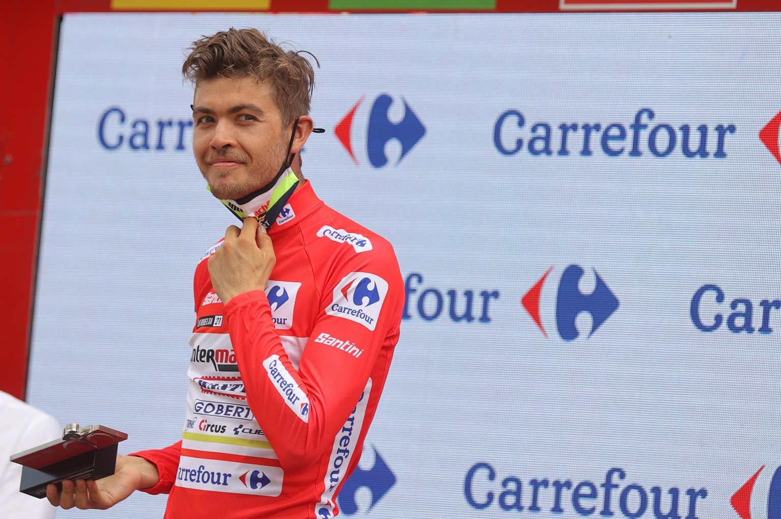 epa09435381 Overall leader, Norwegian Odd Christian Eiking, Intermarche, celebrates on the podium after the 15th stage of the Spanish Cycling Vuelta, a 197.5 km-long race between Navalmoral de la Mata ...