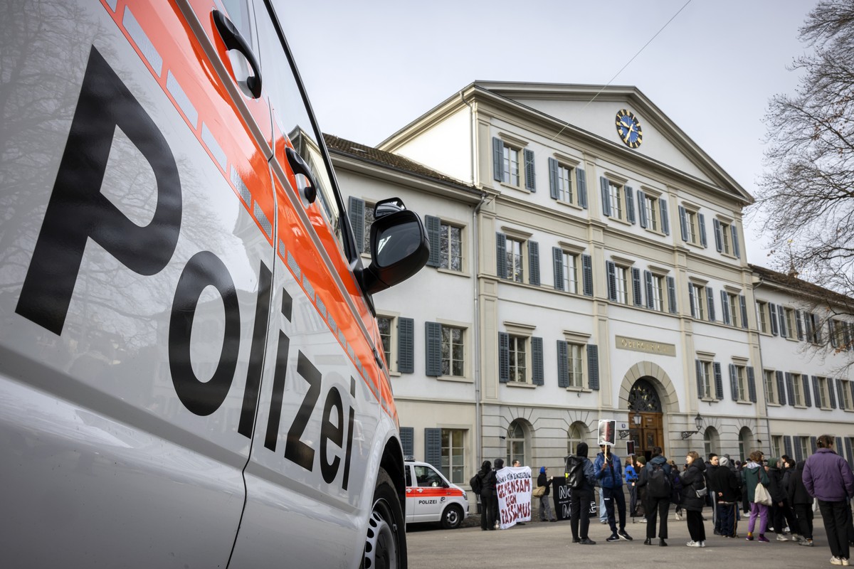Ein Fahrzeug der Polizei waehrend einer Solidaritaetskundgebung vor vor dem Prozess am Zuercher Obergericht, am Donnerstag, 15. Februar 2024 in Zuerich. Am heutigen Donnerstag stehen drei Zuercher Sta ...