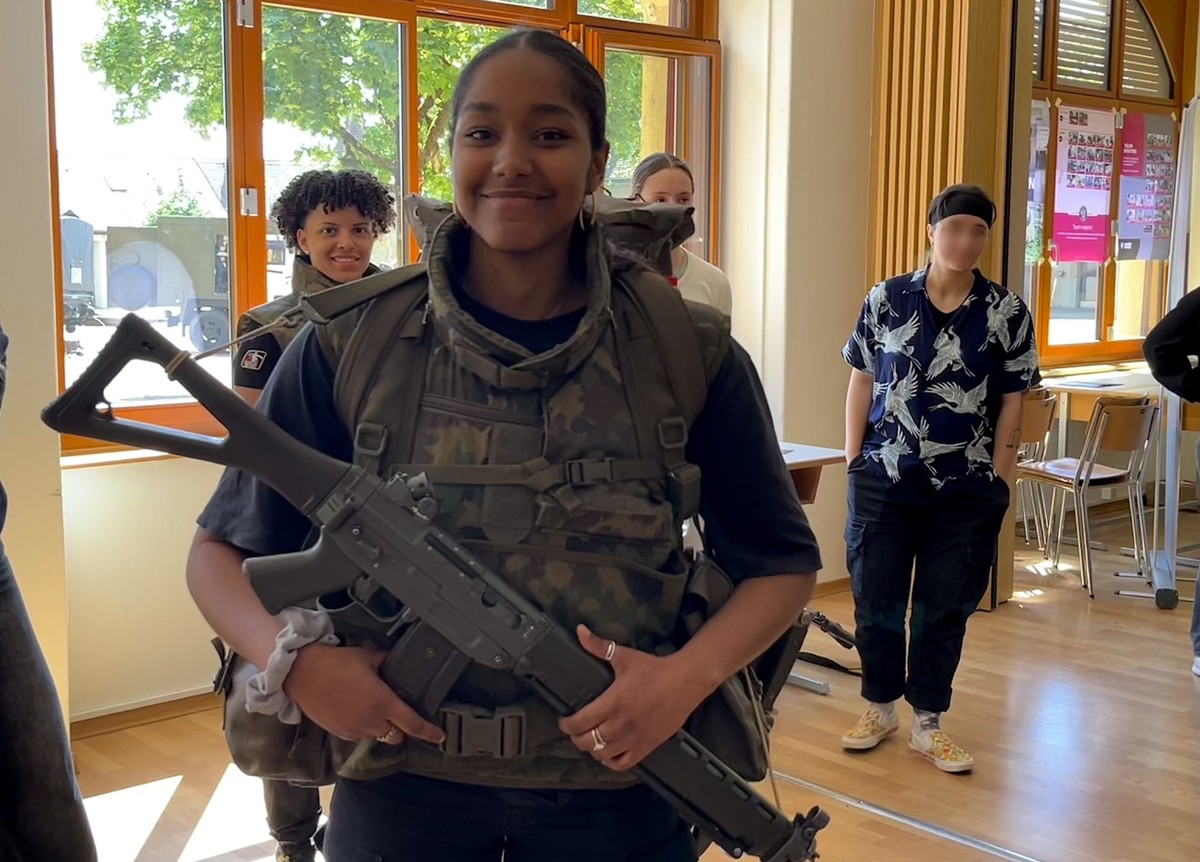 A Colombier (NE), une quarantaine de jeunes femmes ont pris part à une journée d'information de l'armée suisse.
