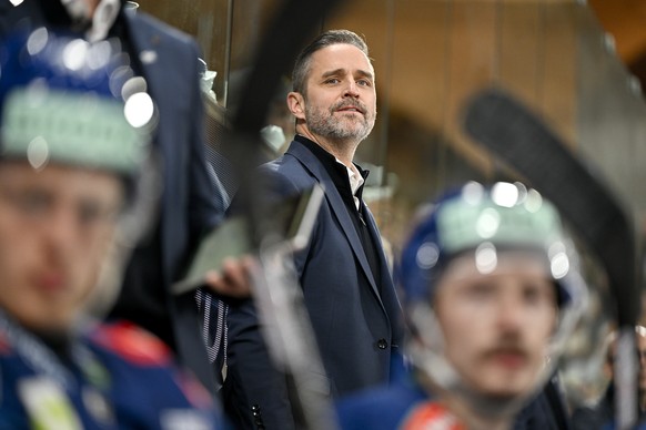 Head Coach Josh Holden (HCD) hinter der Bande, im Eishockey Spiel der National League zwischen dem HC Davos, HCD, und dem HC Ajoie, HCA, am Sonntag, 14. September 2025, in der zondacrypto-Arena in Dav ...