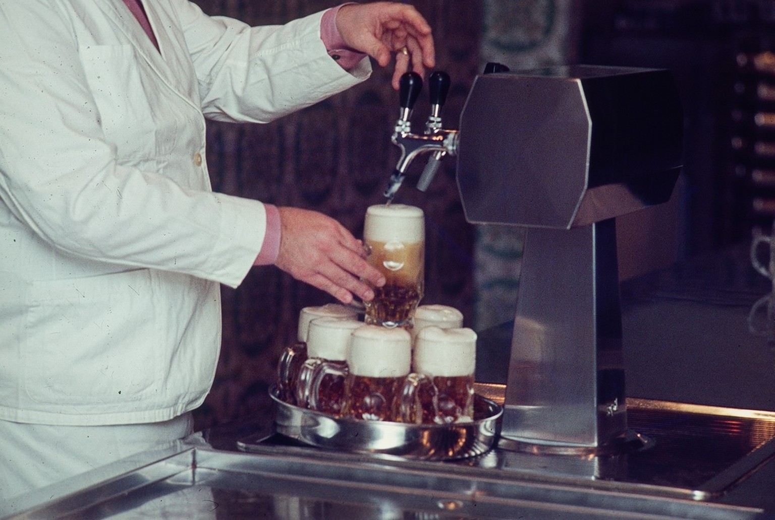 Ein Wirt schenkt Bier aus, um 1980.
http://doi.org/10.3932/ethz-a-001258388